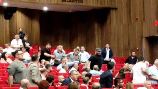 Salonda ipler gerildi: CHPli milletvekilinin kuzeni Seni vururum diyerek koştu