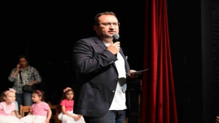 Sanat akademisi öğrencileri, yıl sonu programında yeteneklerini sergiledi