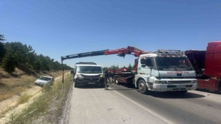Şarampole devrilen otomobilde 3 kişi yaralandı