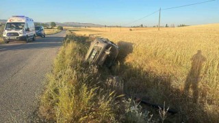 Şarampole devrilen otomobilden şans eseri yaralı kurtuldular