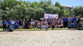 Savcı ve hakimler köy okulunda öğrencilerle fidan diktiler