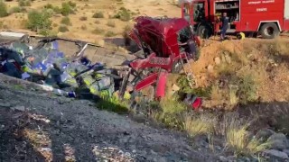 Sebze yüklü tır şarampole yuvarlandı, sıkışan sürücüyü itfaiye kurtardı