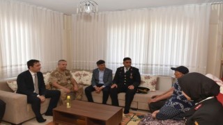 Şehit ailelerini yalnız bırakmadı