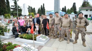 Şehit mezarlarına karanfil bıraktılar, şehit aileleri ile bayramlaştılar