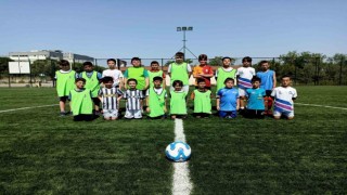 Şehzadeler Belediyesi yaz spor okulları kapsamında futbol kursu başladı