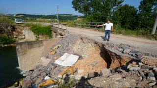 Sel sebebiyle zarar gören köprü yıkılma tehlikesi geçiriyor