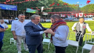 Selman Dede Güreşlerinde, iş insanı ağalık unvanını BBP Genel Başkanı Desticiden devraldı