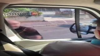 Servis minibüsünün kapı ve camlarını yumrukladı: Trafikte korku dolu anlar