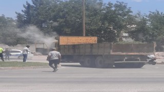 Seyir halindeki kamyon alev aldı