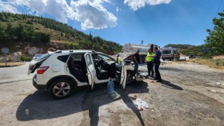 Seyir halindeki otomobil alev aldı, 3 kişi dumandan etkilendi