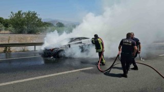 Seyir halindeki otomobil küle döndü