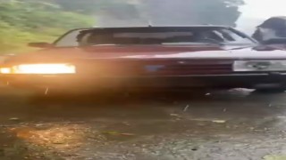 Seyir halindeki otomobilin ön camına yamaçtan kopan kaya parçası düştü