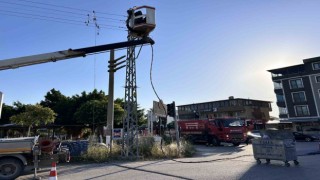 Sıcağın etkisiyle kopan elektrik telinde yaşanan patlama kamerada