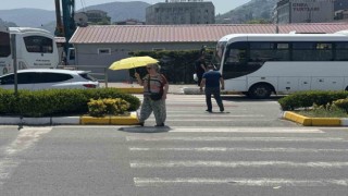 Sıcak havadan şemsiye açarak korundu