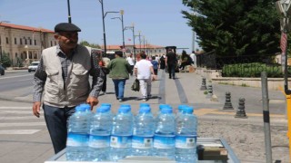 Sıcak havalar en çok onların yüzünü güldürüyor