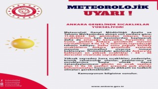 Sıcaktan bunalan çocukları su tankeri serinletti