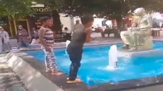 Sıcaktan bunalan çocukların tehlikeli serinleme yöntemi