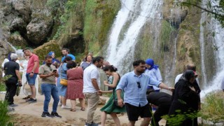 Sıcaktan bunalanlar Girlevik Şelalesinde serinliyor