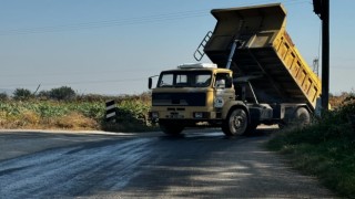 Sıcaktan eriyen asfalta özel idare ekipleri müdahale etti