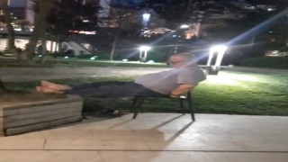 Sıcaktan evde bunalan vatandaş çareyi parkta uyumakta buldu