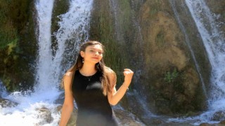 Sıcaktan kaçan Girlevik Şelalesinde serinliyor
