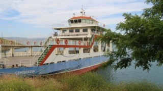 Şiddetli rüzgar feribot seferlerini de vurdu