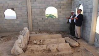 Siirtte restore edilen türbenin içinden başka mezarlar ortaya çıktı