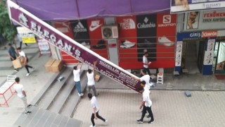 Siirtte şiddetli rüzgar tabelaları devirdi