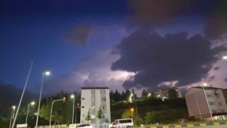 Şimşekler saatlerce gökyüzünü aydınlattı
