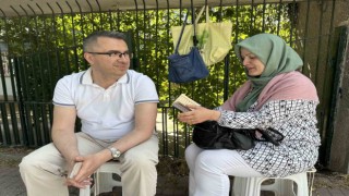 Sınava giren çocuklarını okul kapısında dua ederek beklediler