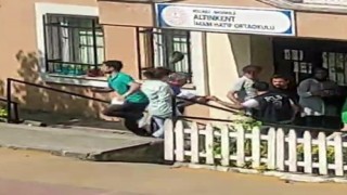 Sınava yetişmeyen öğrenci giriş belgesini çöpe atarak çaresizce evine döndü
