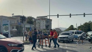 Sinyalizasyon sisteminin çalışmadığı kavşakta kaza: 4 yaralı