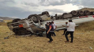 Şırnakta petrol yüklü tanker devrildi: 2 yaralı