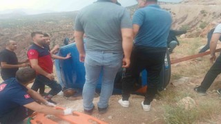 Şırnakta sürücü park ettiği otomobilin altında kaldı