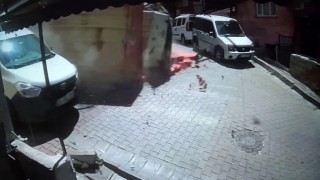 Şişlide kamyonun balkonu yıkıp devrildiği anlar kamerada: Ortalığı savaş alanına çevirdi