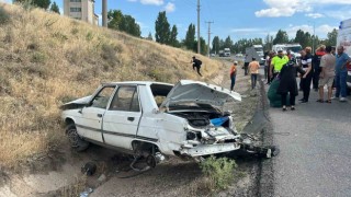 Sivasta kontrolden çıkan otomobil devrildi: 1i ağır 5 yaralı