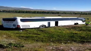 Sivasta yolcu otobüsü yoldan çıktı: 8 yaralı