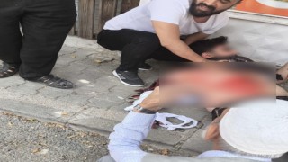 Sokak ortasında bıçaklandı
