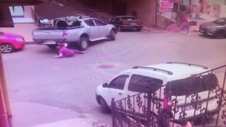 Sokakta yürürken geri manevra yapan aracın altında kaldı