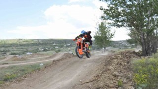 Sorgunda düzenlenen motosiklet yarışları nefes kesti