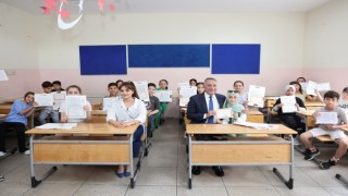Sultangazi Belediye Başkanı Dursun, miniklerin karne heyecanına ortak oldu
