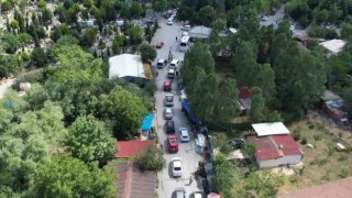 Sultangazide mezarlık yolunda uzun araç kuyruğu