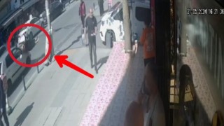 Sultangazide otomobilin çarptığı yaşlı kadın böyle havaya savruldu