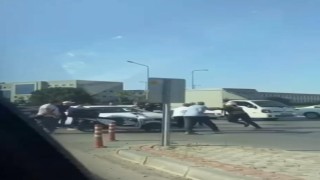 Sürücülerin yol verme kavgası kamerada