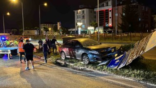 Sürücüsü fenalaşan otomobil tabelaya çarptı: 1 yaralı
