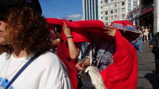 Taksimde yerli ve yabancı turistler kavurucu sıcaktan korunmaya çalıştı