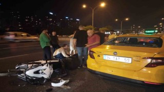 Taksiye arkadan çarpan motosiklet sürücüsü yaralandı