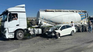 Tanker ile otomobil çarpıştı: 1i ağır 2 yaralı