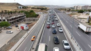 Tatilciler yollara akın etti: 43 ilin geçiş güzergahında trafik yoğunluğu