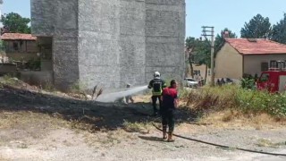 Tavşanlıdaki mahalle arasında çıkan ot yangını korkuttu